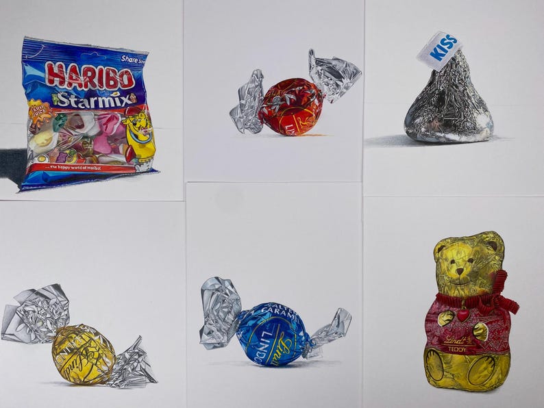 Puede incluir: Ilustraciones de caramelos, incluyendo una bolsa de Haribo Starmix, un caramelo rojo envuelto, un Kiss de Hershey, un caramelo amarillo envuelto, un Lindor azul y un chocolate con forma de oso dorado.