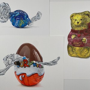 Puede incluir: Dibujos realistas de caramelos y un oso de chocolate. Un caramelo Lindt de caramelo envuelto en azul y plata, un huevo Kinder Sorpresa con la palabra "SORPRESA", y un oso Lindt Teddy envuelto en papel dorado con un su&eacute;ter rojo.