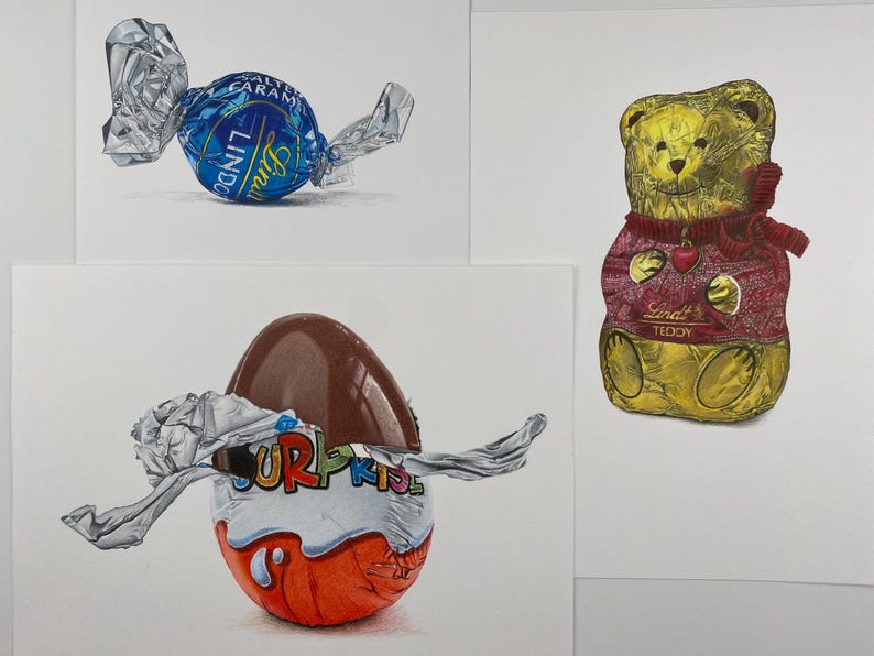 Puede incluir: Dibujos realistas de caramelos y un oso de chocolate. Un caramelo Lindt de caramelo envuelto en azul y plata, un huevo Kinder Sorpresa con la palabra "SORPRESA", y un oso Lindt Teddy envuelto en papel dorado con un su&eacute;ter rojo.