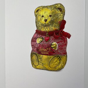 Puede incluir: Dibujo detallado de un chocolate Lindt Teddy. El oso est&aacute; envuelto en papel dorado y lleva un su&eacute;ter rojo con un colgante de coraz&oacute;n. El texto "Lindt TEDDY" es visible en el su&eacute;ter.