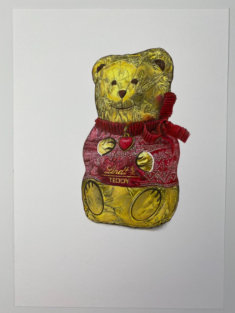 Puede incluir: Dibujo detallado de un chocolate Lindt Teddy. El oso est&aacute; envuelto en papel dorado y lleva un su&eacute;ter rojo con un colgante de coraz&oacute;n. El texto "Lindt TEDDY" es visible en el su&eacute;ter.