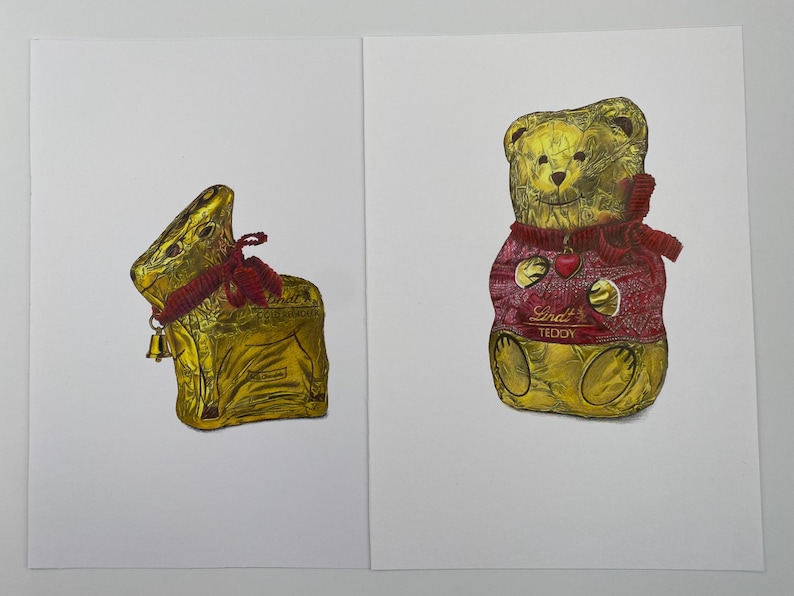 Puede incluir: Dos figuras de chocolate envueltas en papel de aluminio: un conejito dorado con una cinta y una campana rojas, y un osito de peluche dorado con un su&eacute;ter rojo con un coraz&oacute;n y la palabra "Teddy".