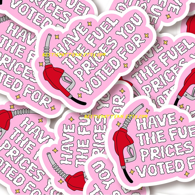 以下が含まれることがあります： 「HAVE THE FUEL PRICES YOU VOTED FOR」の白文字が入ったピンク色のステッカー。赤いガソリンポンプのノズルと黄色の星のアクセントが特徴です。ステッカーはダイカットで、白い縁取りがあります。