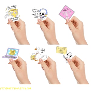 Puede incluir: Una colecci&oacute;n de seis pegatinas humor&iacute;sticas sostenidas por manos. Las pegatinas presentan varios dise&ntilde;os, incluyendo una calavera con auriculares, un port&aacute;til, un pato con un pa&ntilde;uelo y un rombo rosa con texto. Cada pegatina tiene una frase &uacute;nica y ingeniosa.