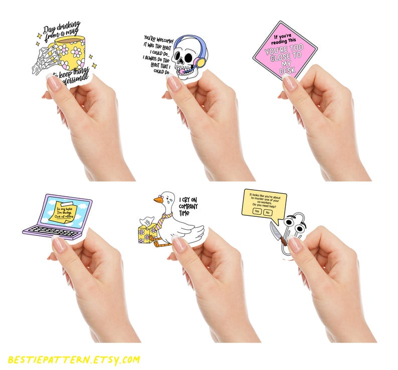 Puede incluir: Una colecci&oacute;n de seis pegatinas humor&iacute;sticas sostenidas por manos. Las pegatinas presentan varios dise&ntilde;os, incluyendo una calavera con auriculares, un port&aacute;til, un pato con un pa&ntilde;uelo y un rombo rosa con texto. Cada pegatina tiene una frase &uacute;nica y ingeniosa.
