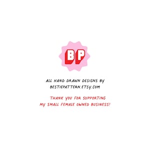 以下が含まれることがあります： 赤い文字「BP」が入ったピンク色のスターバーストの形。下には「ALL HAND DRAWN DESIGNS by BESTIEPATTERN.ETSY.COM」と「THANK YOU FOR SUPPORTING MY SMALL FEMALE OWNED BUSINESS!」と書かれています。
