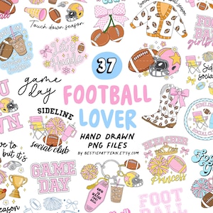 Puede incluir: Una colección de archivos PNG dibujados a mano con temática de fútbol americano. La imagen presenta varios elementos como balones de fútbol, cascos, botas de vaquero, pompones y texto como "Football Lover" y "Game Day". La paleta de colores incluye rosa, azul y marrón.