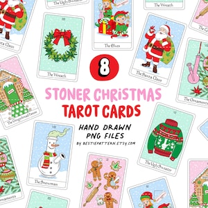 Op de afbeelding: Een set van 8 geïllustreerde tarotkaarten met een kerstthema. De kaarten bevatten verschillende feestelijke afbeeldingen, waaronder een peperkoekhuis, een sneeuwpop, een krans en de kerstman. De kaarten zijn allemaal met de hand getekend en hebben een eigenzinnige, cartoonachtige stijl.