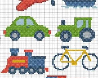 Può includere: Un motivo a punto croce con vari mezzi di trasporto. Include un aereo rosso, una barca a vela blu, un'auto verde, un trattore verde, un treno blu e rosso, una bicicletta gialla e un camion ribaltabile blu e rosso.