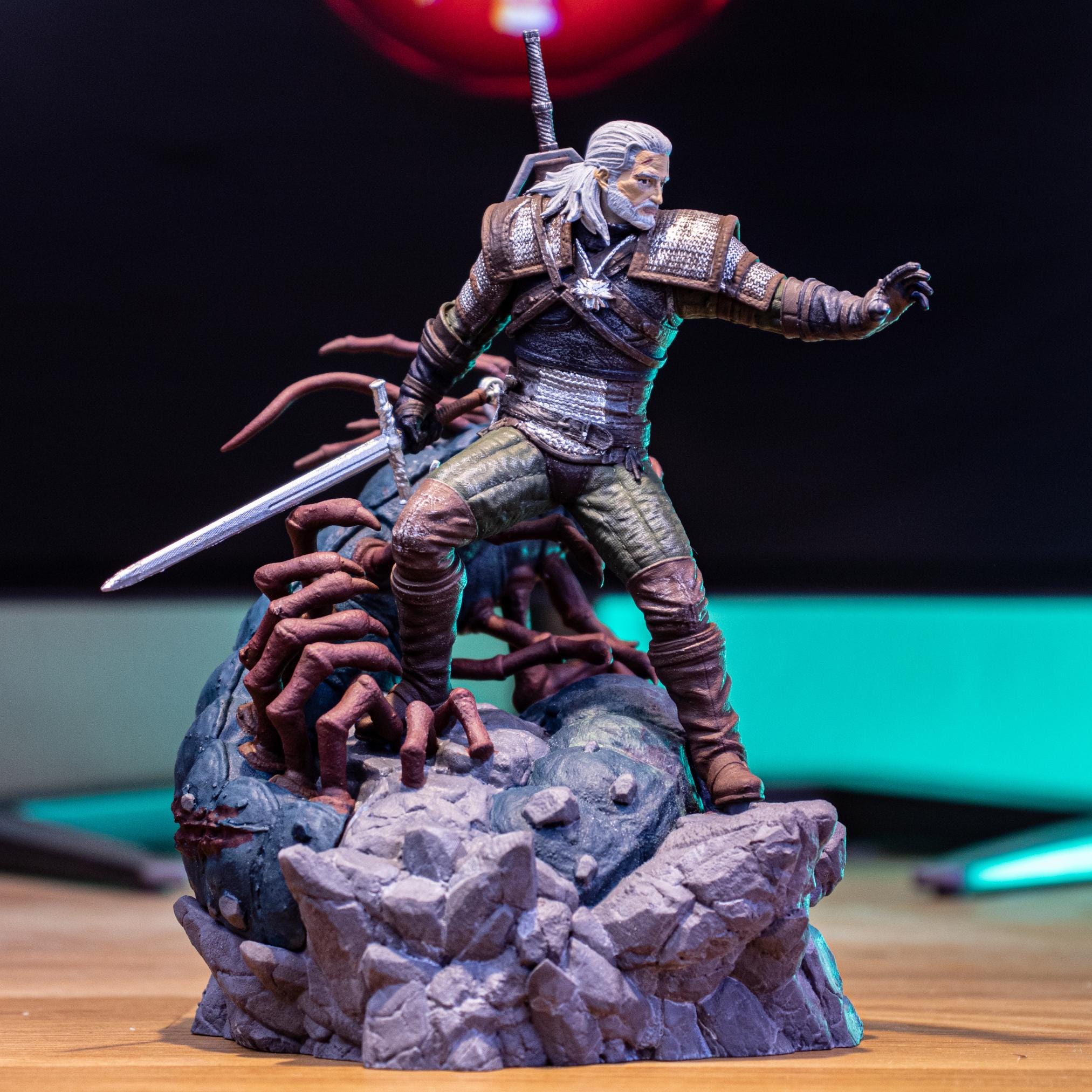 REOZIGN Statuetta Geralt Di Rivia 24 Cm – Action Figure In PVC Con Spada, Personaggio The Witcher, Collezione Regalo - 4
