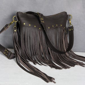 Bolso bandolera de piel único, bolso de mano con flecos hecho a mano en piel marrón oscuro, bolso hobo, bolso bandolera mediano, bolso de piel con flecos estilo boho.