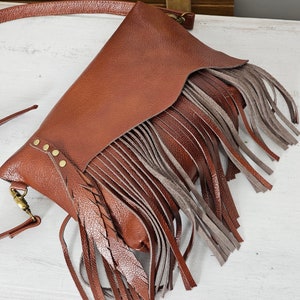 Bolso bandolera con flecos de cuero Boho Chic en marrón rústico, bolso hobo mediano hecho a mano, bolso de hombro minimalista para mujer para regalo de mujer.