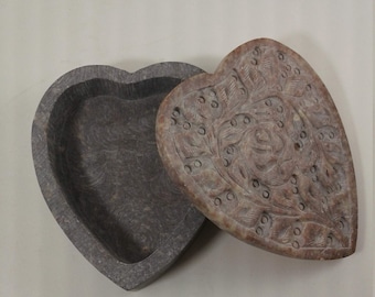 Caja de baratijas de piedra de jabón en forma de corazón fabricada en la India
