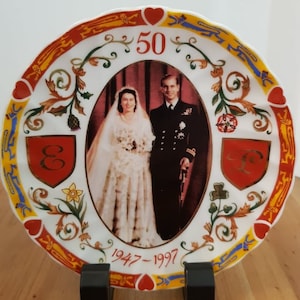 Piatto commemorativo di bigiotteria per l&#39;anniversario di nozze d&#39;oro della Regina e S.A.R. duca di Edimburgo