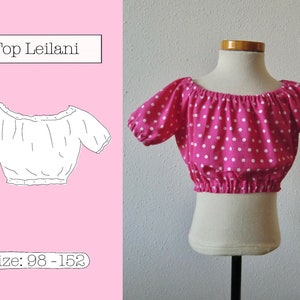 Puede incluir: Una blusa rosa con lunares blancos sobre un maniquí. La blusa tiene un escote de hombros descubiertos y mangas cortas. El texto "Top Leilani" está en un cuadro blanco encima del dibujo de la blusa. El texto "Size: 98-152" está en un cuadro blanco debajo.