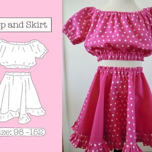 Può includere: Un set di top e gonna a pois rosa e bianchi. Il top è uno stile corto a spalle scoperte con maniche corte. La gonna è una gonna a ruota piena con un bordo a balze. Il set è disponibile nelle taglie 98-152. "Top and Skirt" è scritto in nero su sfondo rosa.
