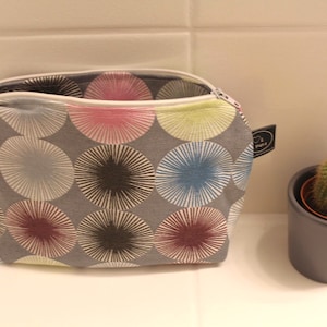 Borsa da toilette grigia da donna, borsa per il trucco con motivo a cerchi colorati, borsa per cosmetici lavabile, borsa per il trucco di alta qualità, idee regalo per le donne