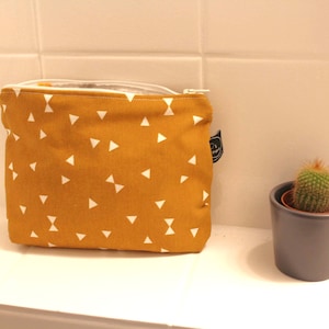 Borsa da toilette da donna giallo curry, triangoli di borsa cosmetica fatti a mano, astuccio individuale, piccola borsa per pannolini unisex, idea regalo