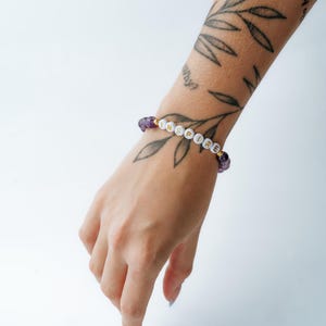 Pulsera de amatista con palabra personalizada / Piedra preciosa curativa / Pulsera con piedra natal de febrero / Regalos personalizados para hermanas y amigas