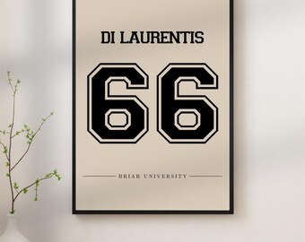 Puede incluir: Un póster enmarcado con el nombre "DI LAURENTIS" sobre el número "66" en negrita, negro, estilo universitario. Debajo, el texto "BRIAR UNIVERSITY". El fondo es de color beige neutro.