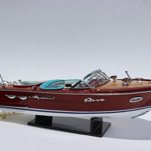 Modello di motoscafo Riva Aquarama fatto a mano: decorazioni in mogano classico