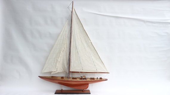 Endeavour Painted Sailing Boat Model 19.6 America Cup 