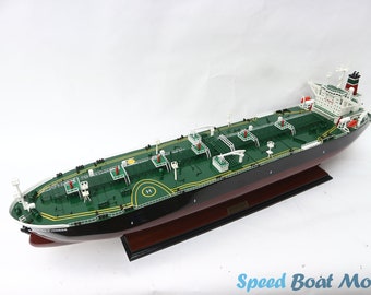 Può includere: Un modello dettagliato di una petroliera verde e nera con un ponte bianco e accenti rossi. La nave è su una base di legno e ha il nome "John Y.  Towner" sul lato.