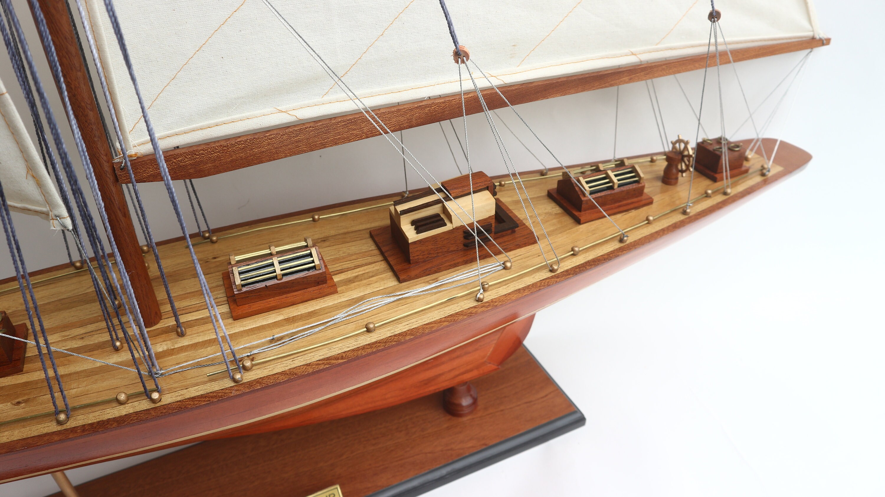 Endeavour Painted Sailing Boat Model 19.6 America Cup 