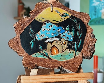 Hanger van een houten schijf, paddenstoelenhuisje, gebrande afbeelding op hout, handgeschilderd
