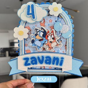 Adorno para tarta de cumpleaños de Bluey, nombre y edad personalizados, decoración con purpurina para fiesta, diseño 3D de Bluey y Bingo, decoración para fiesta de cumpleaños infantil