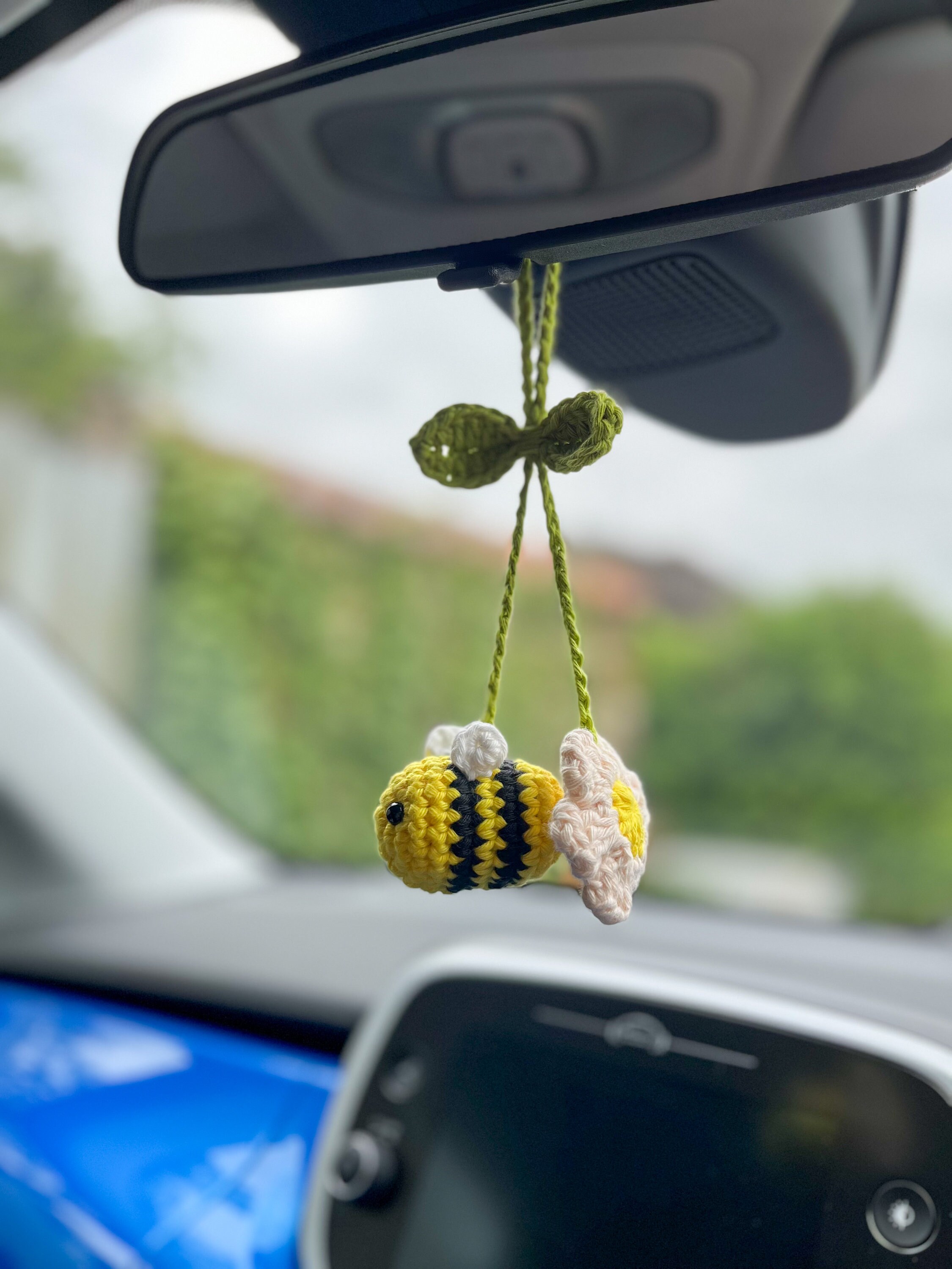 Gehäkelte Biene Auto Ornament | Häkelanhänger Mit Biene & Sonnenblume | 20 Cm Länge | Auto Dekoration