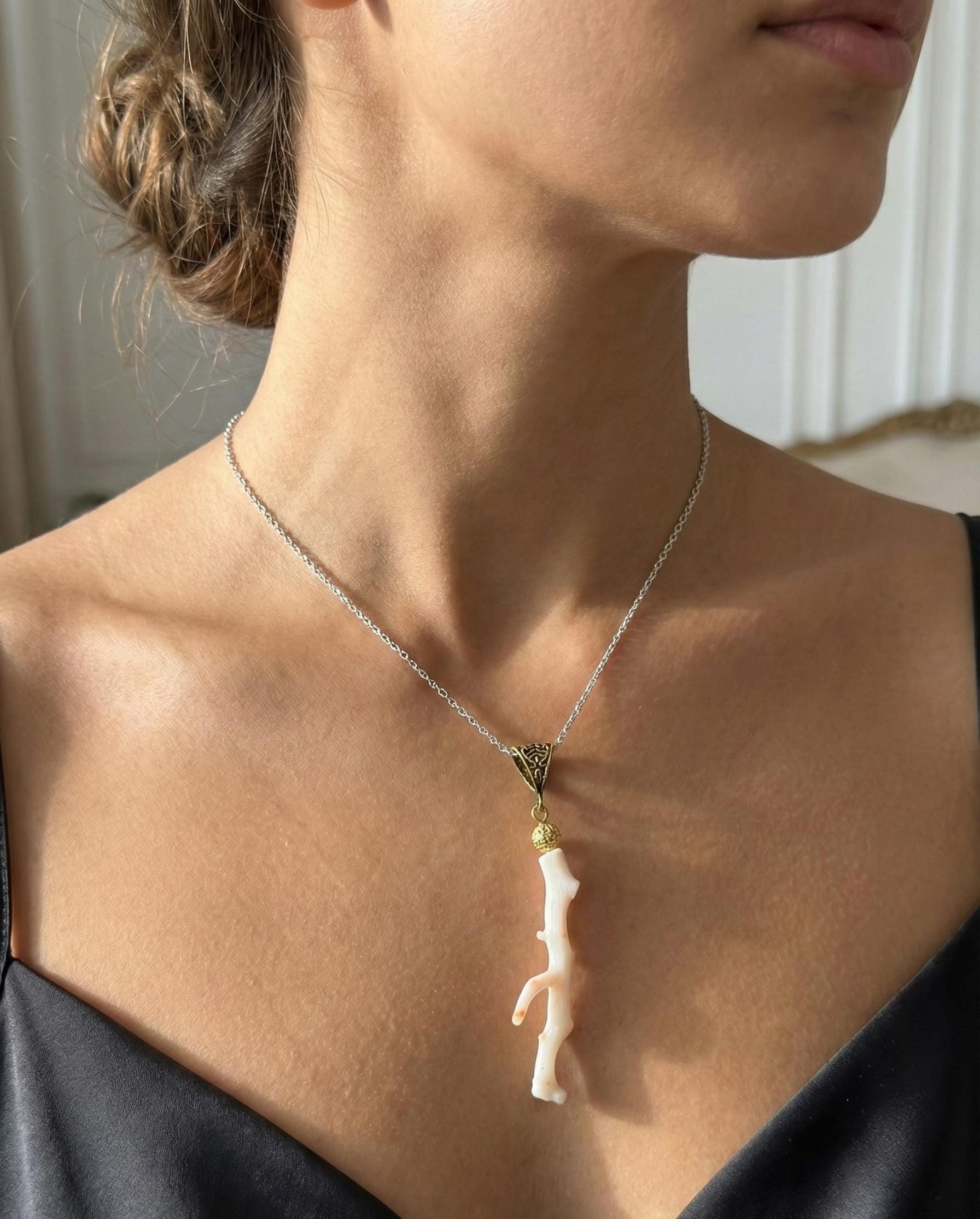 日本の白珊瑚ペンダント：金メッキの留め具、海のチャーム - Etsy 日本