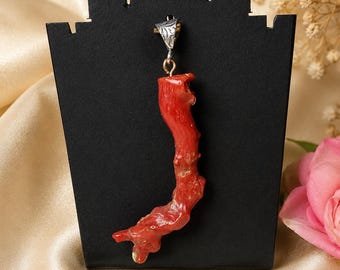Colgante de rama de coral rojo: joyería hecha a mano con piedras preciosas bañadas en plata.