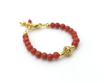 Pulsera de coral rojo para bebé: dije protector relleno de oro de 14 k