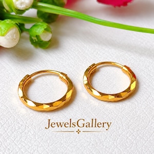 Pendientes de aro pequeños martillados de oro macizo de 22k / Joyería minimalista de oro fino para el día a día