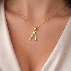 22KソリッドゴールドのイニシャルAペンダント、ミニマルなチャームジュエリー、繊細なアルファベットネックレス