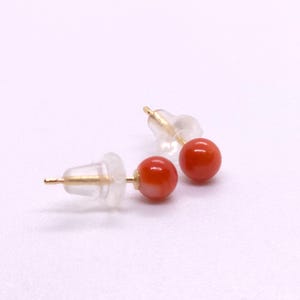 18 kt gouden koraaloorknopjes: natuurlijk koraalrood, sierlijke sieraden