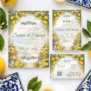 Könnte beinhalten: Ein Hochzeitspapeterie-Set bestehend aus einer großen Einladung, einer Save-the-Date-Karte und einer RSVP-Karte, verziert mit gelben Zitronen und weißen Blüten, die eine Küstenlandschaft mit den Namen Sabina und Eduard umrahmen.