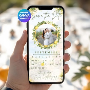 Könnte beinhalten: Ein Smartphone zeigt eine digitale Save the Date-Vorlage mit einem kreisförmigen Foto eines Paares, einem Kranz aus Zitronen und weißen Blüten, einem September-Kalender mit markiertem 22. und dem Text Amalfi, Italy - Formal invitation to follow.