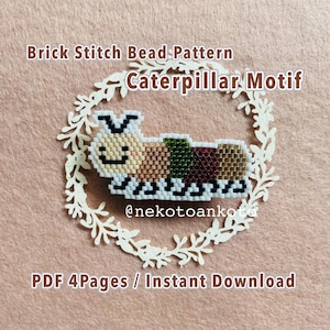Könnte beinhalten: Ein Ziegelstich-Perlenmuster mit einem Raupenmotiv. Das Bild zeigt eine Perlenraupe in Beige-, Braun-, Grün- und Burgundertönen, umgeben von einem weißen dekorativen Kranz. Der Text enthält "Brick Stitch Bead Pattern" und "Caterpillar Motif".