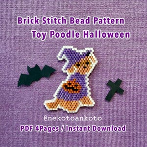 Puede incluir: Un patrón de cuentas en punto ladrillo que muestra un caniche toy con un sombrero de bruja morado y una capa morada con un diseño de calabaza naranja. La imagen incluye un murciélago negro y una cruz negra, con el texto Brick Stitch Bead Pattern Toy Poodle Halloween.