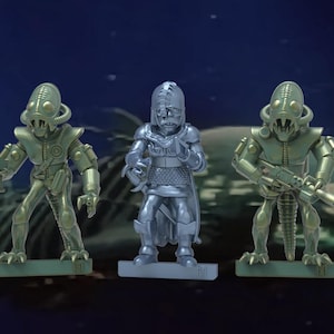 Pode incluir: Cinco figuras em miniatura de criaturas alienígenas, pintadas em tons de verde e prata. As figuras estão segurando armas e estão em pé sobre uma base.