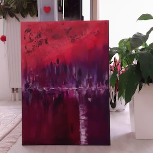 Peut inclure: Peinture abstraite sur toile avec un schéma de couleurs rouge et violet. La peinture représente un horizon urbain reflété dans une étendue d'eau.