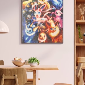 Könnte beinhalten: Gerahmtes Kunstwerk mit einem farbenfrohen Mosaik aus verschiedenen Zeichentrickfiguren. Das Kunstwerk hängt an einer Wand über einem Holztisch mit einer Obstschale und einer kleinen Pflanze. Der Raum hat Holzstühle und ein Bücherregal.