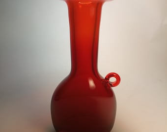 Polska WAZON z ciężkiego szkła z połowy XX wieku autorstwa Zbigniewa Horbowego dla Barbara Art Glassworks czerwony rubin