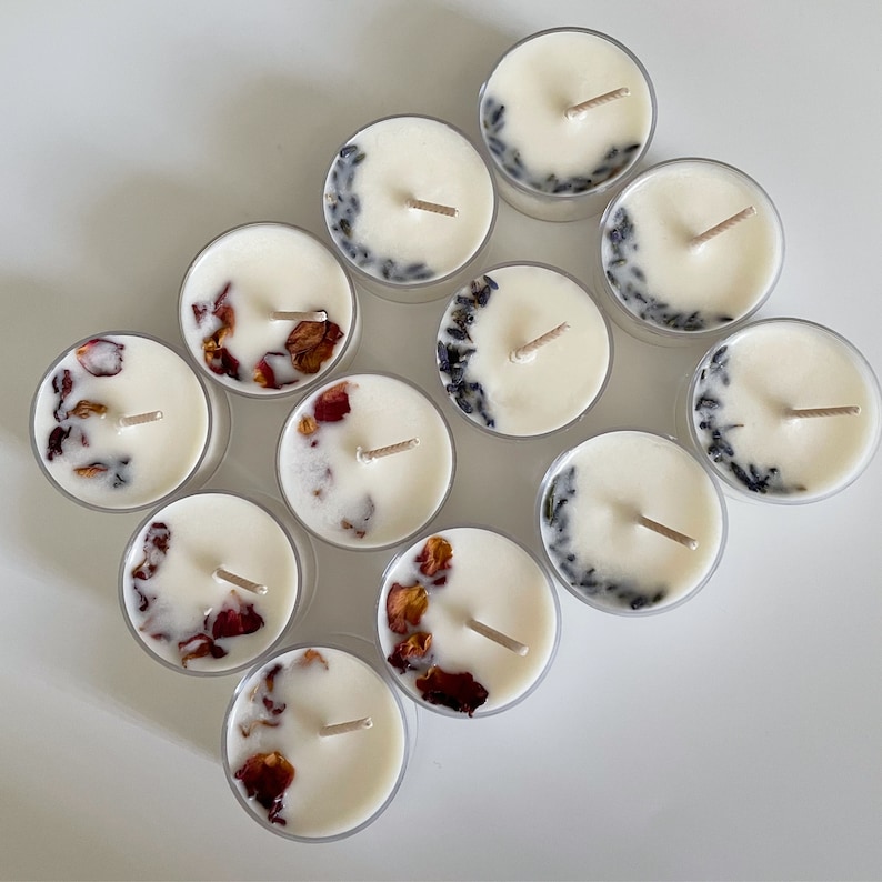 Puede incluir: Doce velas de t&eacute; blancas con varios acentos de flores secas. Las velas tienen una base de cera blanca con lavanda seca, p&eacute;talos de rosa y otras flores en la parte superior.
