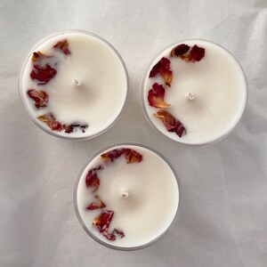 Puede incluir: Tres velas de t&eacute; blancas con p&eacute;talos de rosa secos incrustados en la cera.