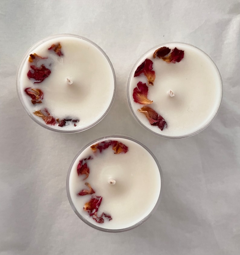 Puede incluir: Tres velas de t&eacute; blancas con p&eacute;talos de rosa secos incrustados en la cera.