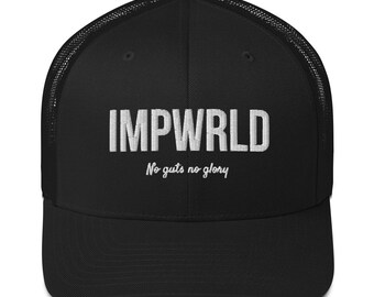 Può includere: Cappellino da camionista nero con un logo ricamato bianco che dice "IMPWRLD" e il testo "No guts no glory".