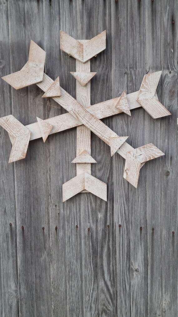 Repurposed Pallet Snowflakes! - Designed Decor